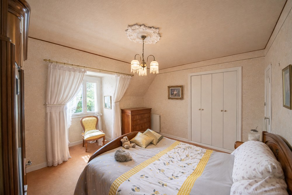BELLE MAISON NEO BRETONNE - SPACIEUSE ET LUMINEUSE - 4 CHAMBRES - SOUS SOL COMPLET - GRAND TERRAIN DE 1250M² - QUARTIER CALME photo 4