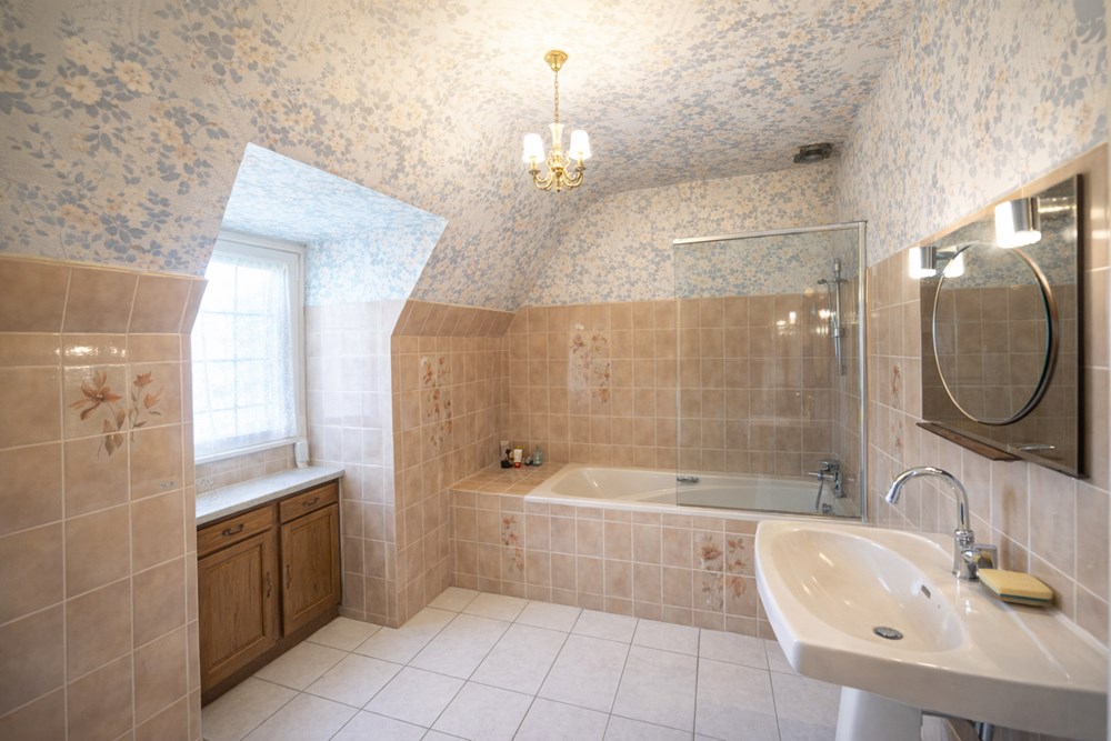 BELLE MAISON NEO BRETONNE - SPACIEUSE ET LUMINEUSE - 4 CHAMBRES - SOUS SOL COMPLET - GRAND TERRAIN DE 1250M² - QUARTIER CALME photo 5