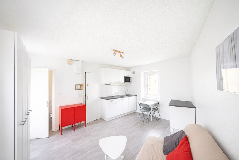 APPARTEMENT STUDIO/ T1 - BEL ESPACE DE VIE AVEC CUISINE US - SDB AVEC WC - DALLE BETON - IDEAL PIED A TERRE OU LOCATIF photo 3