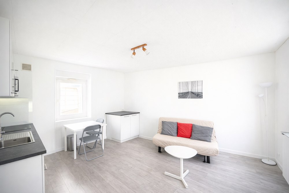 APPARTEMENT STUDIO/ T1 - BEL ESPACE DE VIE AVEC CUISINE US - SDB AVEC WC - DALLE BETON - IDEAL PIED A TERRE OU LOCATIF photo 4
