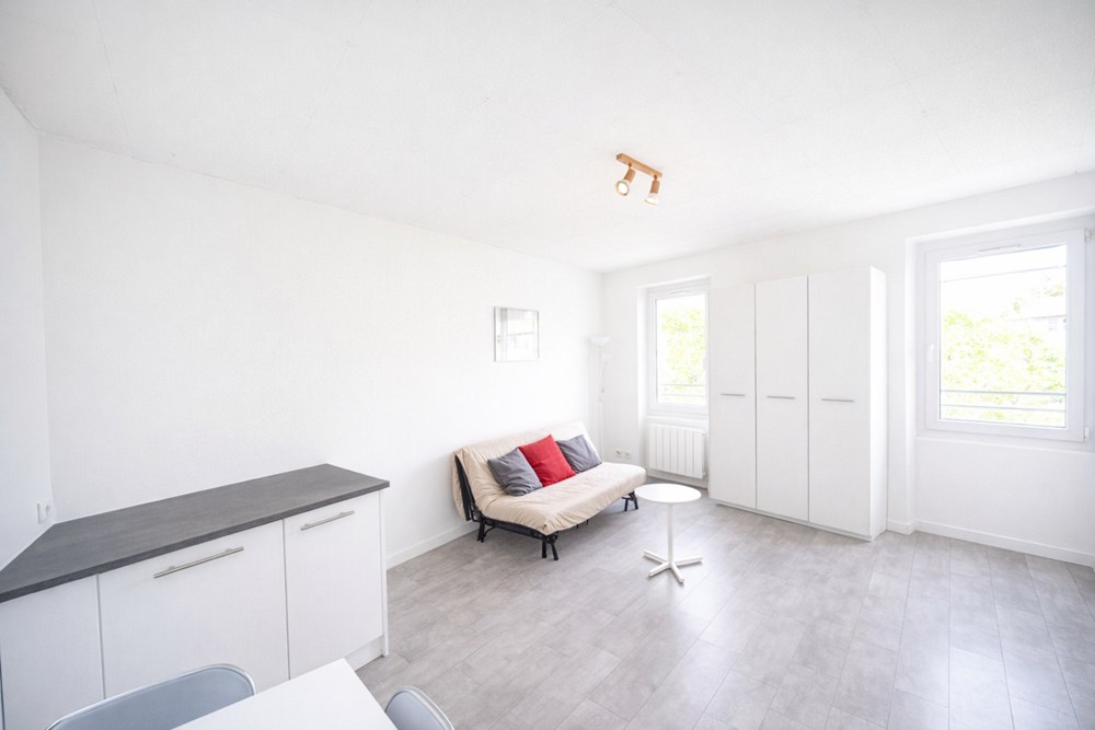 APPARTEMENT STUDIO/ T1 - BEL ESPACE DE VIE AVEC CUISINE US - SDB AVEC WC - DALLE BETON - IDEAL PIED A TERRE OU LOCATIF photo 2