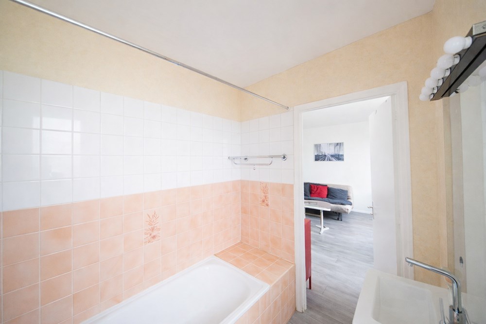 APPARTEMENT STUDIO/ T1 - BEL ESPACE DE VIE AVEC CUISINE US - SDB AVEC WC - DALLE BETON - IDEAL PIED A TERRE OU LOCATIF photo 5