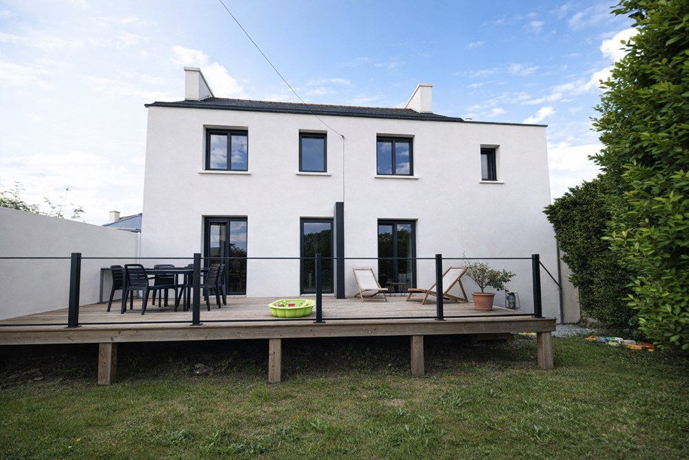 MAISON 100 M² - A DEUX MINUTES DE LANDERNEAU - RENOVATION DE QUALITE - 2 CHAMBRES ET 1 BUREAU - TERRASSE 40M²