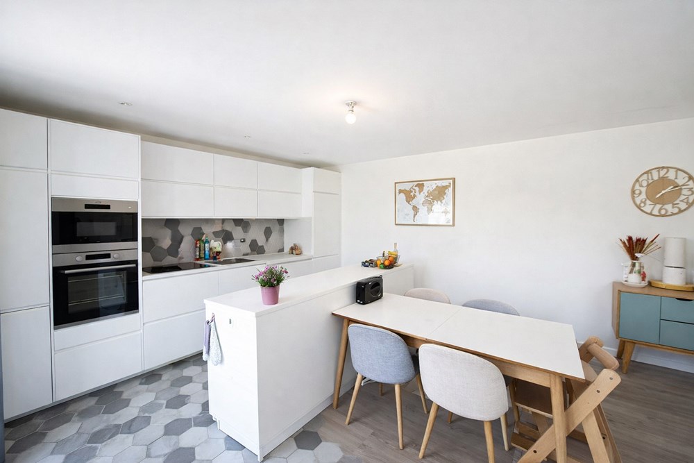 MAISON 100 M² - A DEUX MINUTES DE LANDERNEAU - RENOVATION DE QUALITE - 2 CHAMBRES ET 1 BUREAU - TERRASSE 40M² photo 3