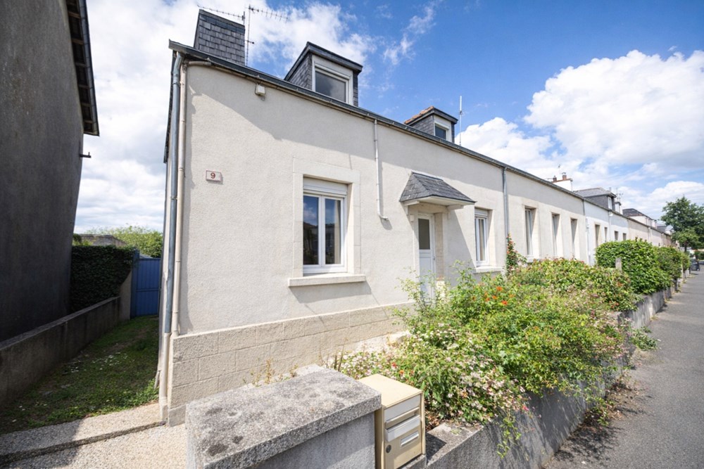 MAISON DE VILLE 75M² - 3 CHAMBRES - PIECE DE VIE 26M² - BOURG - JARDIN - DALLE BETON