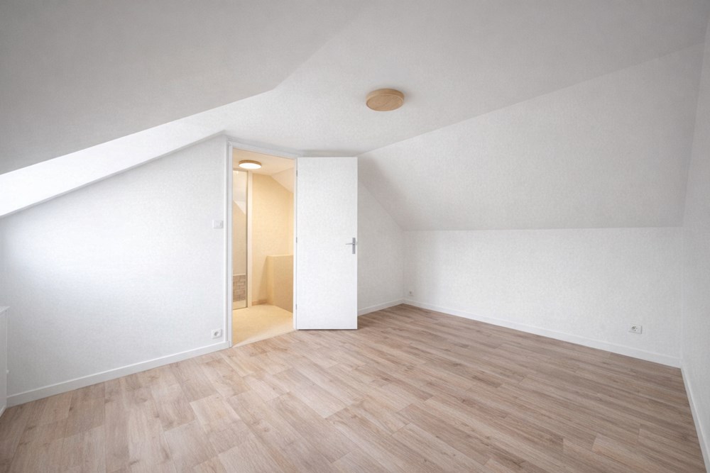 MAISON DE VILLE 75M² - 3 CHAMBRES - PIECE DE VIE 26M² - BOURG - JARDIN - DALLE BETON photo 4