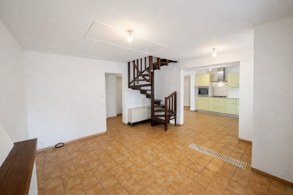 MAISON DE VILLE 75M² - 3 CHAMBRES - PIECE DE VIE 26M² - BOURG - JARDIN - DALLE BETON photo 2