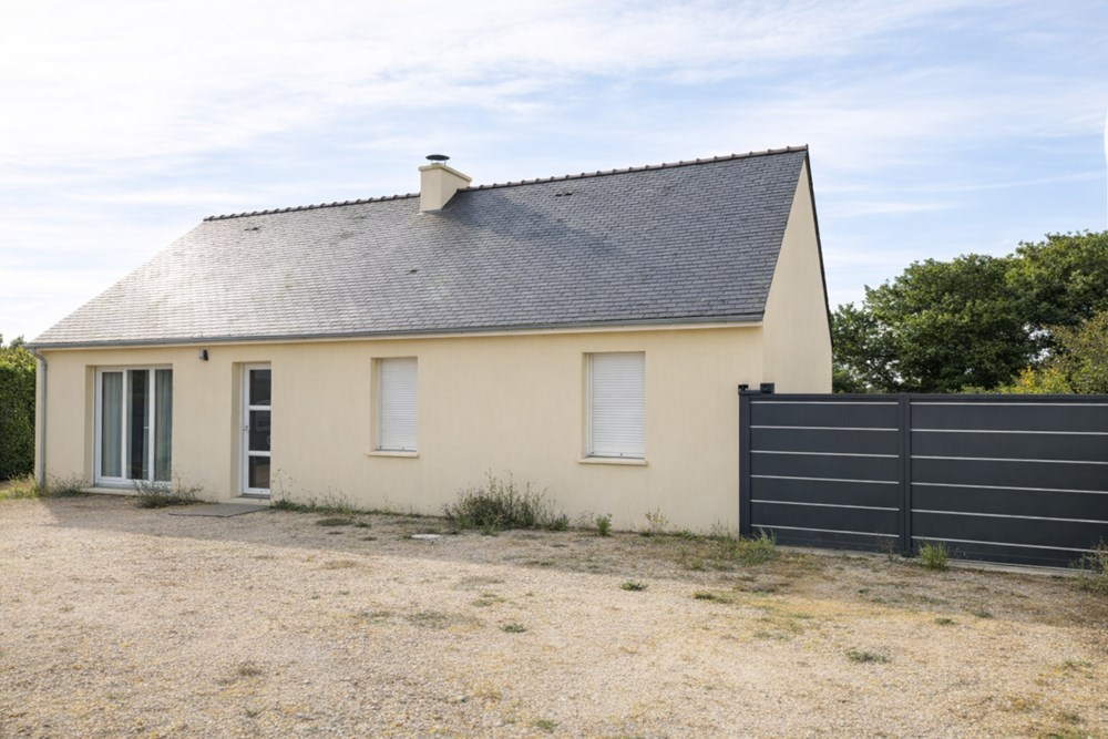 MAISON - ANNEE 2010 - PLAIN PIED - T4- 80M² - 3 CHAMBRES - GRAND JARDIN - 2 DEPENDANCES