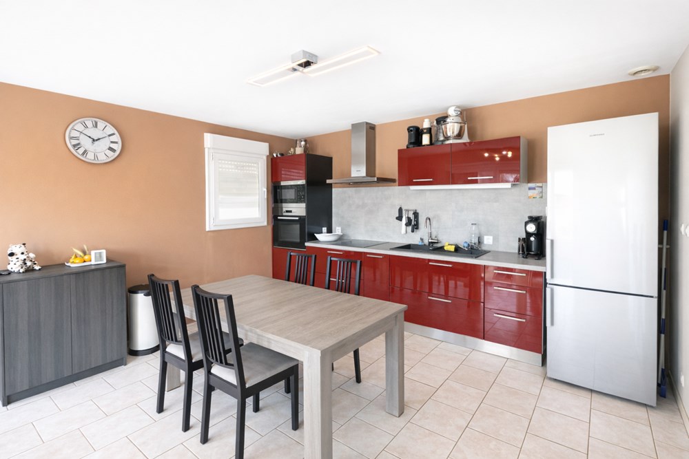MAISON - ANNEE 2010 - PLAIN PIED - T4- 80M² - 3 CHAMBRES - GRAND JARDIN - 2 DEPENDANCES photo 2