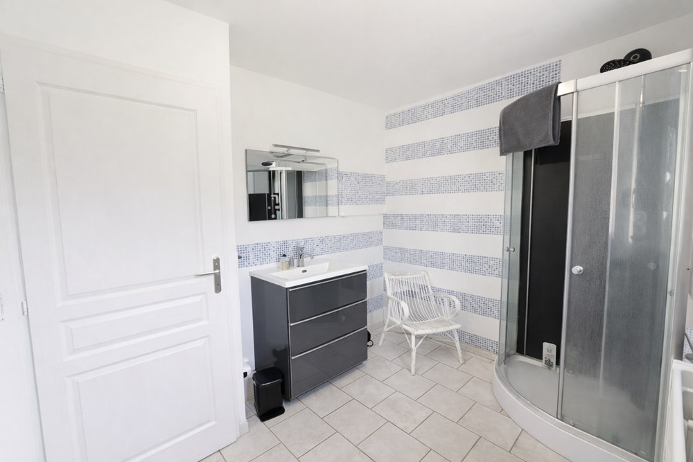 MAISON - ANNEE 2010 - PLAIN PIED - T4- 80M² - 3 CHAMBRES - GRAND JARDIN - 2 DEPENDANCES photo 5