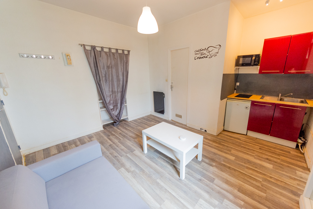 APPARTEMENT STUDIO MEUBLE DE 24M² AVEC COUR COLLECTIVE LIBRE DE LOCATAIRE - RENDEMENT LOCATIF INTERESSANT