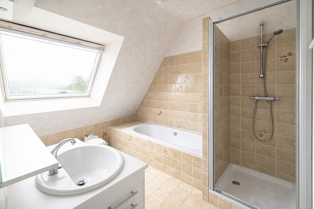 MAISON - T6 - 114M² - 4 CHAMBRES - GARAGE -VERANDA - QUARTIER CALME - PROCHE DES COMMODITES - BEAU POTENTIEL photo 5