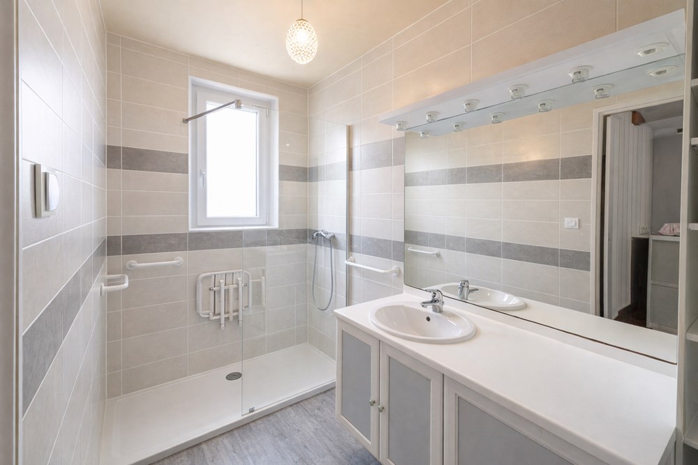 MAISON - ANNEE 70 - 4 CHAMBRES - 102M²- JARDIN - GARAGE - GRENIER - BEAU POTENTIEL - 5MIN DES PLAGES photo 4