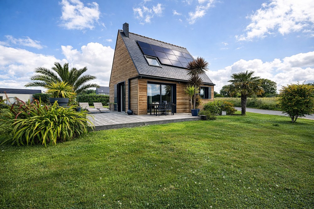 MAISON EN BOIS CONTEMPORAINE NON MITOYENNE DE 115 M² AVEC UN BEAU TERRAIN CONSTRUCTIBLE DE 1000 M² SANS VIS-A-VIS ET GARAGE