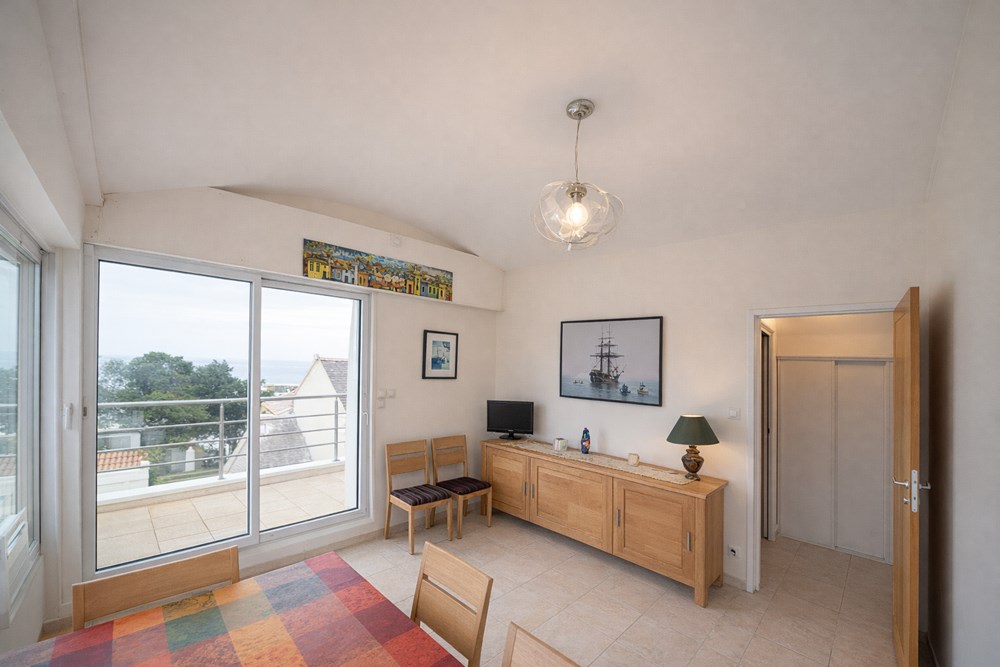 APPARTEMENT T3 - PIECE DE VIE EXPOSE SUD AVEC ACCES TERRASSE ET VUE MER - DOUBLE GARAGE (OPTION) - RARE photo 2