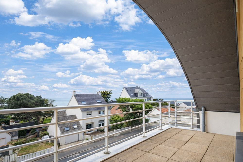 APPARTEMENT T3 - PIECE DE VIE EXPOSE SUD AVEC ACCES TERRASSE ET VUE MER - DOUBLE GARAGE (OPTION) - RARE photo 5