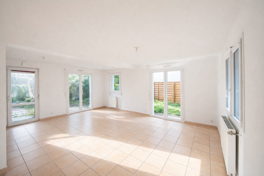 MAISON RECENTE DE 2012 - 4 CHAMBRES (POSSIBLE 5) - VIE DE PLAIN PIED POSSIBLE - GARAGE - CALME - SANS VIS A VIS - PANNEAUX SOLAIRE photo 2