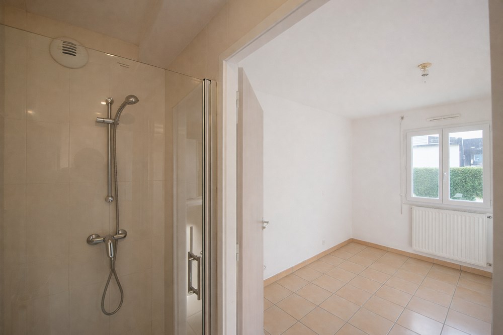 MAISON RECENTE DE 2012 - 4 CHAMBRES (POSSIBLE 5) - VIE DE PLAIN PIED POSSIBLE - GARAGE - CALME - SANS VIS A VIS - PANNEAUX SOLAIRE photo 5