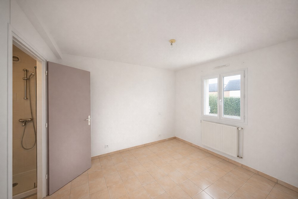 MAISON RECENTE DE 2012 - 4 CHAMBRES (POSSIBLE 5) - VIE DE PLAIN PIED POSSIBLE - GARAGE - CALME - SANS VIS A VIS - PANNEAUX SOLAIRE photo 4