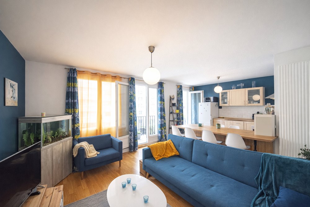 APPARTEMENT T3 - PIECE DE VIE DOUBLE AVEC CUISINE US - 2 BELLES CHAMBRES - SDE - DALLE BETON - BALCON - GARAGE POSSIBLE - RARE photo 2