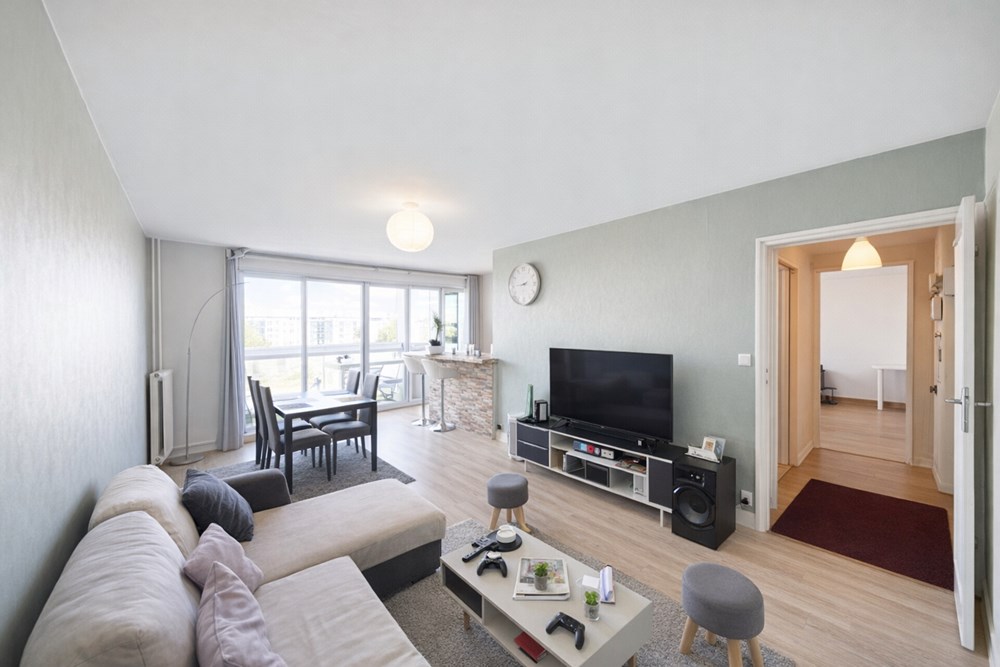 APPARTEMENT 50M² - 1 CHAMBRE AVEC DRESSING - BALCON - JOLIE VUE - DALLE BETON - COUP DE COEUR photo 2