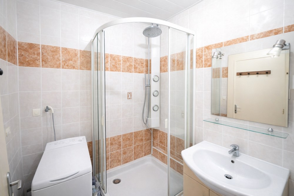 APPARTEMENT 50M² - 1 CHAMBRE AVEC DRESSING - BALCON - JOLIE VUE - DALLE BETON - COUP DE COEUR photo 5