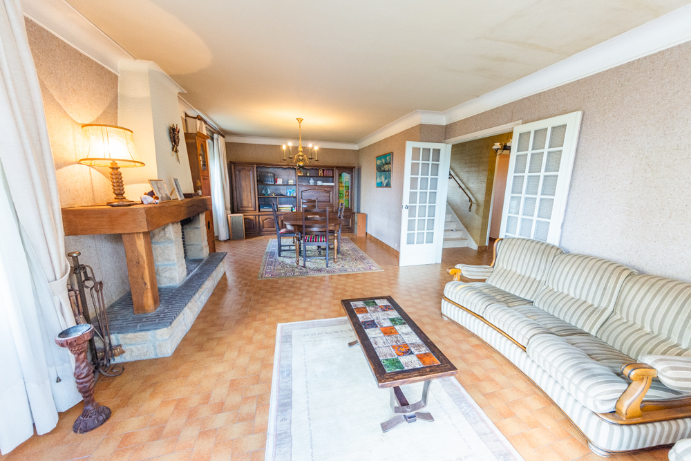 MAISON INDIVIDUELLE 123M² A RAFRAICHIR AVEC SOUS-SOL INTEGRAL - 3 CHAMBRES - 2 BUREAUX - BALCON - BEAU POTENTIEL SUR 850M² DE TERRAIN ARBORE photo 2