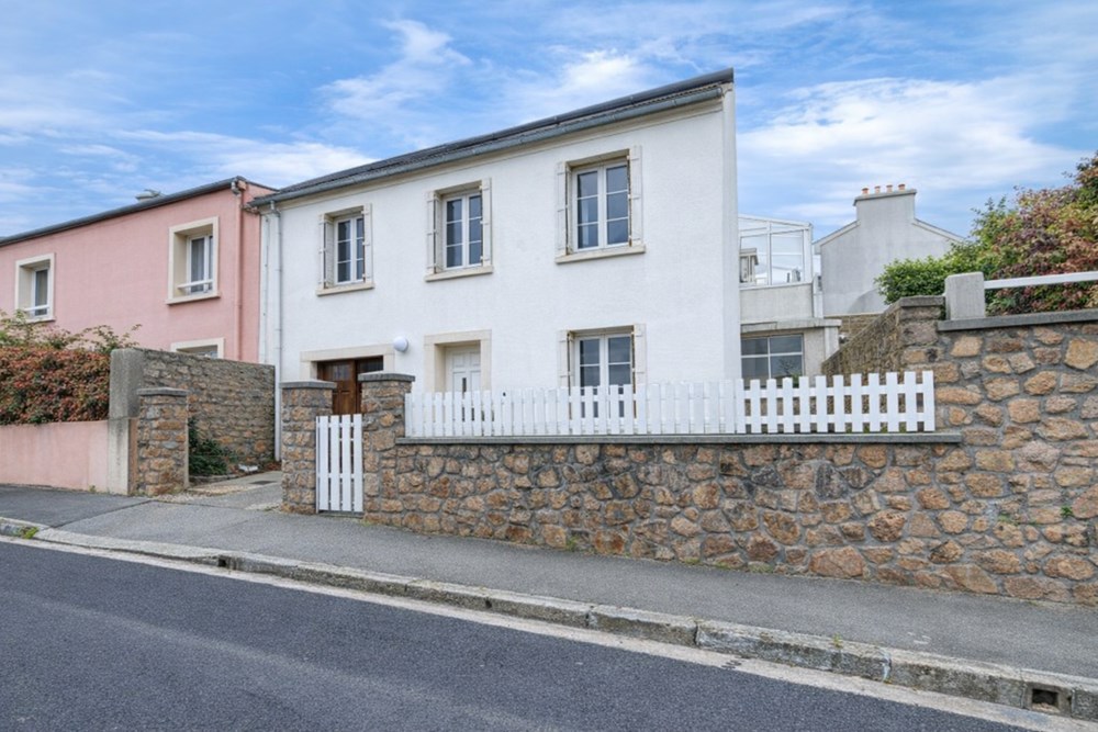 MAISON - 3 CHAMBRES (POSSIBLE 5) - GARAGE - DALLE BETON - GRAND JARDIN ARBORE ET FLEURI - PROCHE TOUTES COMMODITES - QUARTIER CALME