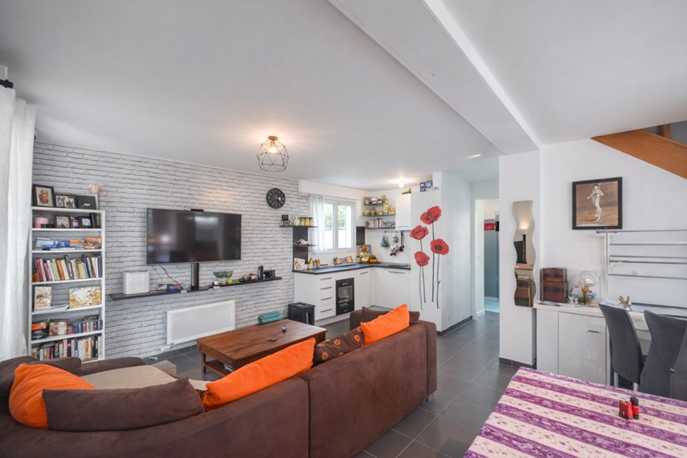 MAISON FAMILIALE RECENTE - BEAU TERRAIN - AUCUNS TRAVAUX - BOURG CALME - 35 MIN DE LORIENT - FORTE DEMANDE LOCATIVE