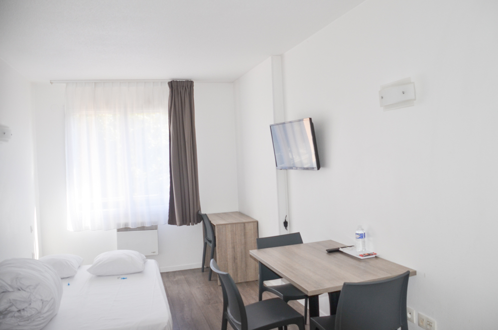 APPARTEMENT T2 37M² MEUBLE - PISCINE - PROCHE COMMODITES - PARKING PRIVE - LIBRE D'OCCUPATION