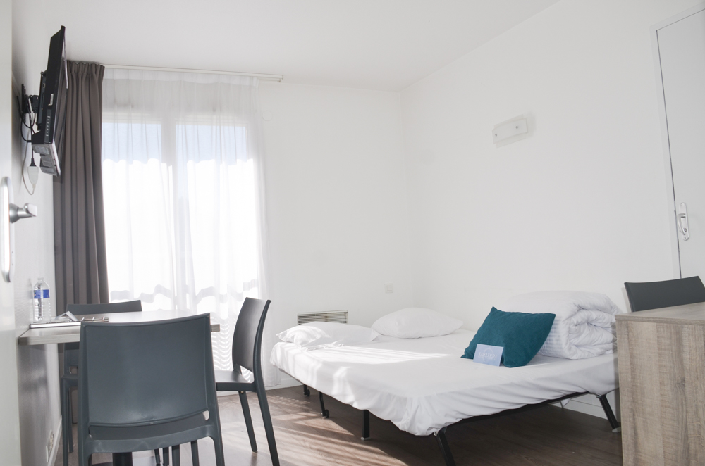 APPARTEMENT T2 34M² MEUBLE - PISCINE - PROCHE COMMODITES - PARKING PRIVE - LIBRE D'OCCUPATION photo 3