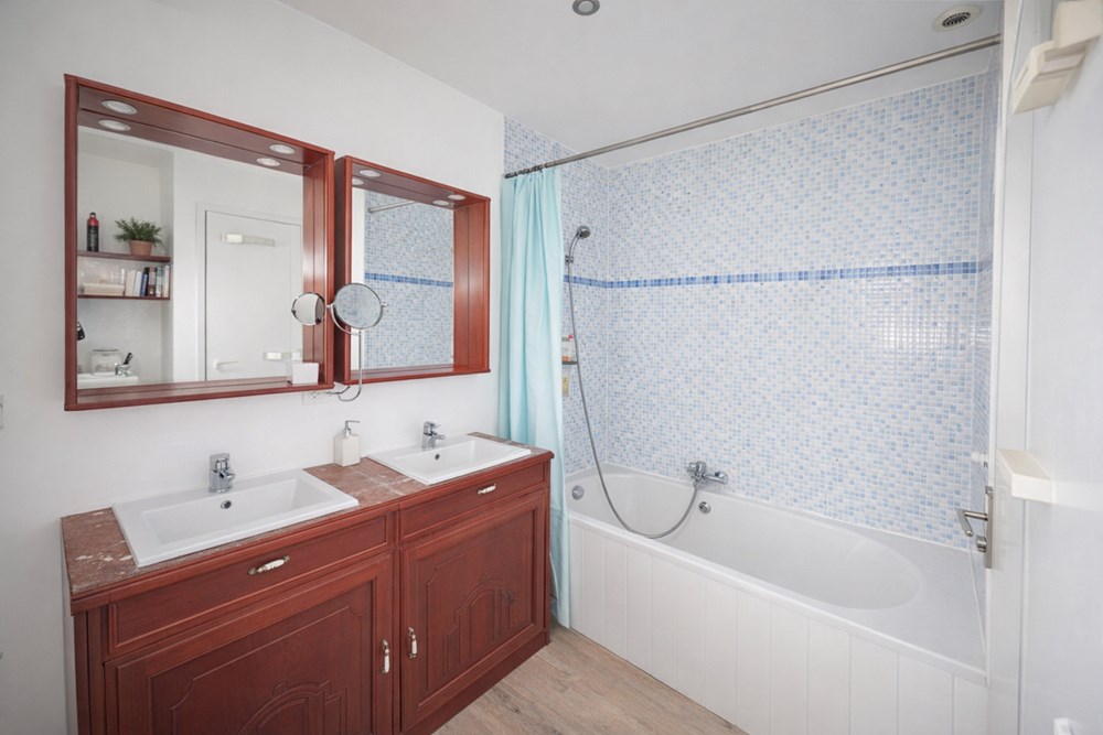 MAISON - 120 M² - RENOVEE - 6 CHAMBRES - JARDIN - COMMERCES ET ECOLES ACCESSIBLES A PIED photo 4