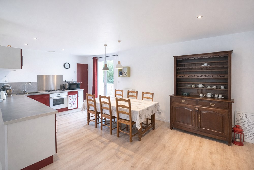 MAISON - 120 M² - RENOVEE - 6 CHAMBRES - JARDIN - COMMERCES ET ECOLES ACCESSIBLES A PIED photo 2