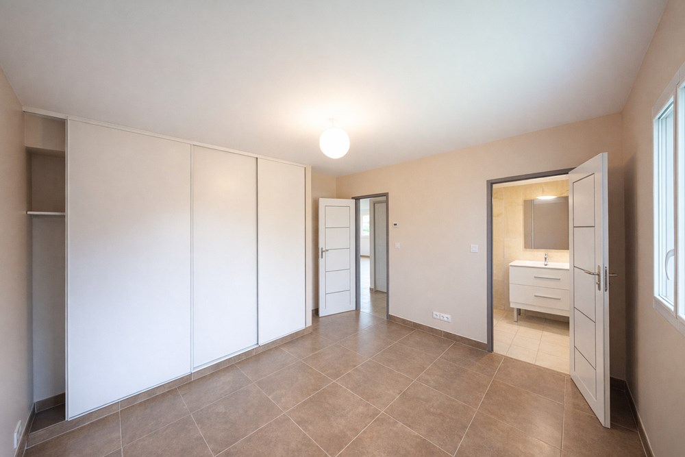 MAISON CONTEMPORAINE 2015 - T6 DE 150M² - SUPERBE ESPACE DE VIE DE +50 M² - 4 BELLES CHAMBRES - TERRAIN CLOS - RARE photo 3