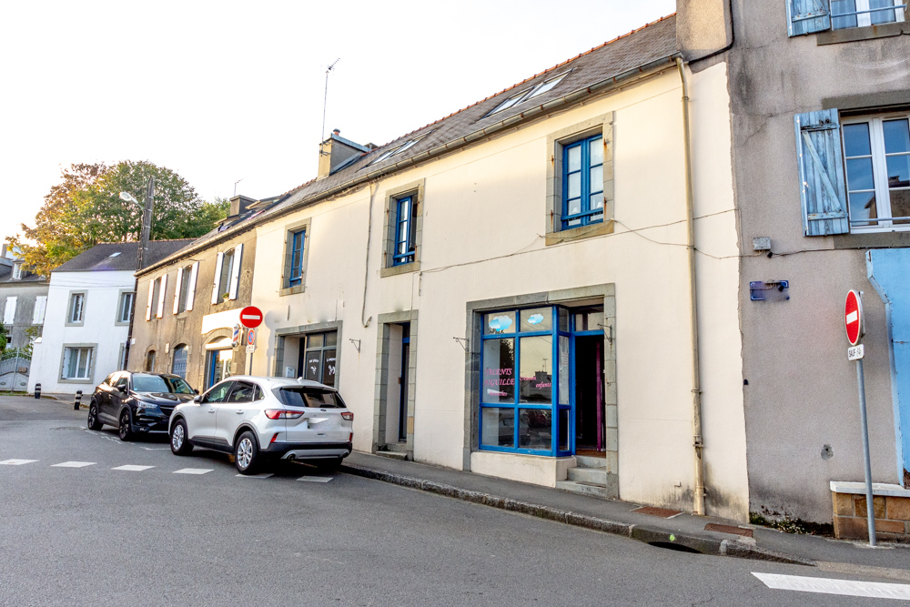 IMMEUBLE DE RAPPORT AVEC FORT POTENTIEL - 2 T3 DUPLEX + 2 LOCUAX COMMERCIAUX SUR 230M² DE TERRAIN EN PLEIN CENTRE VILLE