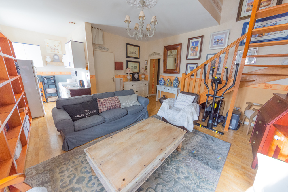 IMMEUBLE DE RAPPORT AVEC FORT POTENTIEL - 2 T3 DUPLEX + 2 LOCUAX COMMERCIAUX SUR 230M² DE TERRAIN EN PLEIN CENTRE VILLE photo 2