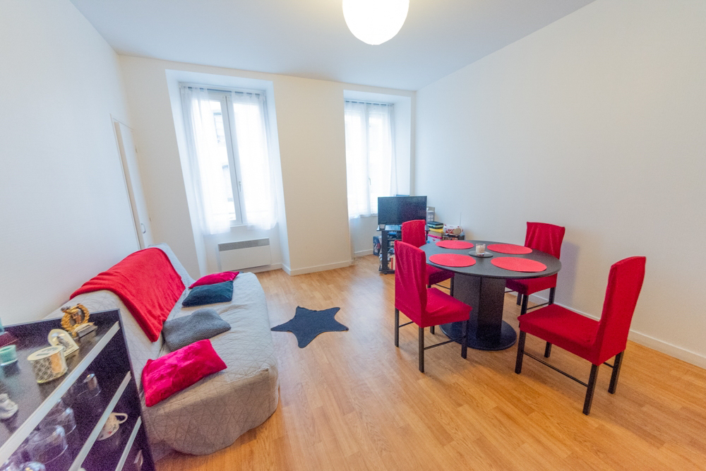 APPARTEMENT T2 38M² AU PREMIER ETAGE SUR 2 - LOUE MEUBLE - LUMINEUX - BEAU POTENTIEL