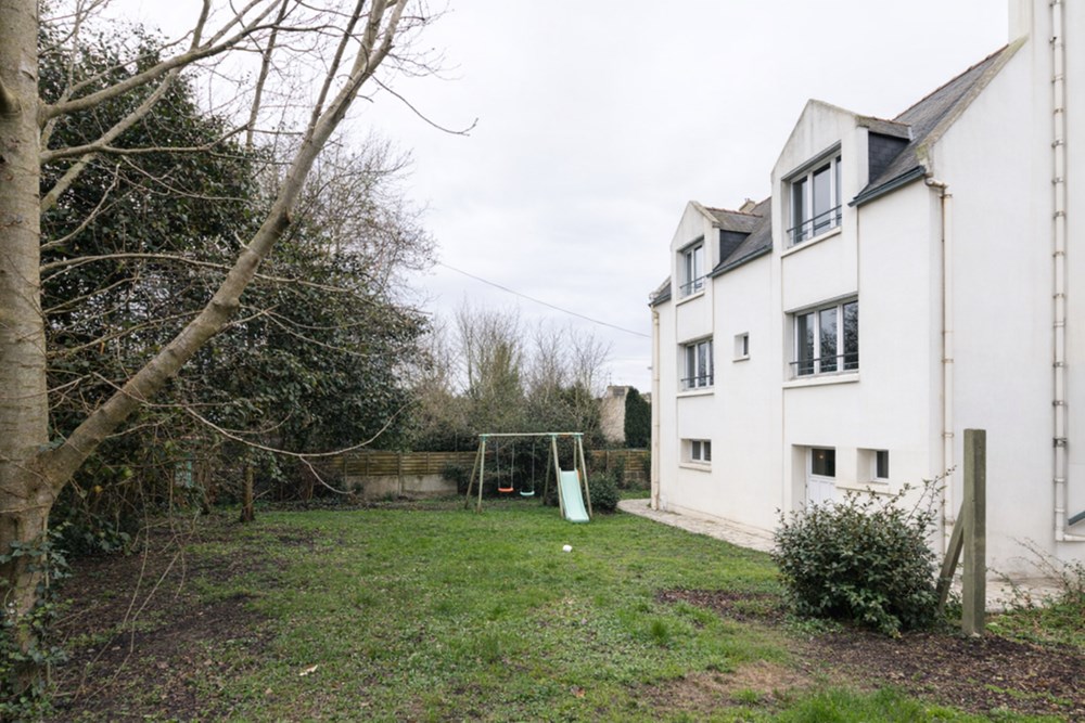 CHARMANTE MAISON DES ANNEES 50 A RENOVER - 3 CHAMBRES - 110 M² - GARAGE - JARDIN - PROCHE DU BOURG - BEAU POTENTIEL