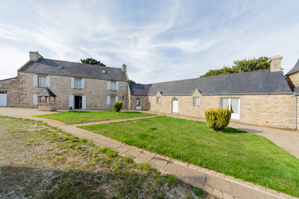 CORPS DE FERME RENOVE EN 2000 - MAISON PRINCIPALE 110M² - LONGERE 100M² - 2 GARAGES - HANGAR 450M² - FOUR A PAIN - PIGEONNIER - ETANG SUR 10 000M² DE TERRAIN