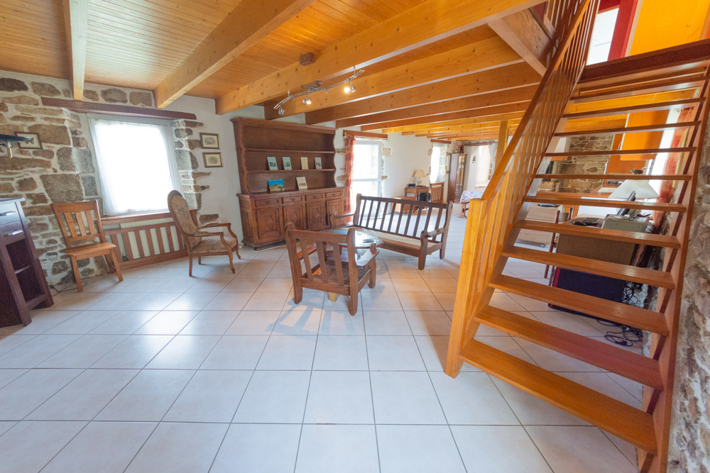 CORPS DE FERME RENOVE EN 2000 - MAISON PRINCIPALE 110M² - LONGERE 100M² - 2 GARAGES - HANGAR 450M² - FOUR A PAIN - PIGEONNIER - ETANG SUR 10 000M² DE TERRAIN photo 3