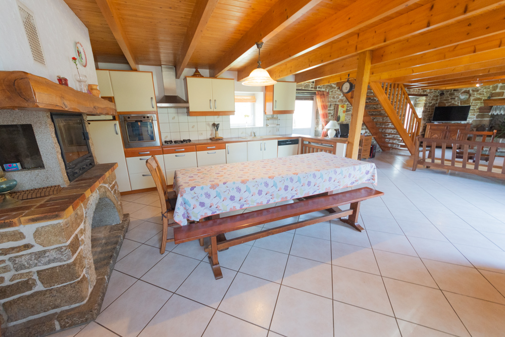 CORPS DE FERME RENOVE EN 2000 - MAISON PRINCIPALE 110M² - LONGERE 100M² - 2 GARAGES - HANGAR 450M² - FOUR A PAIN - PIGEONNIER - ETANG SUR 10 000M² DE TERRAIN photo 4