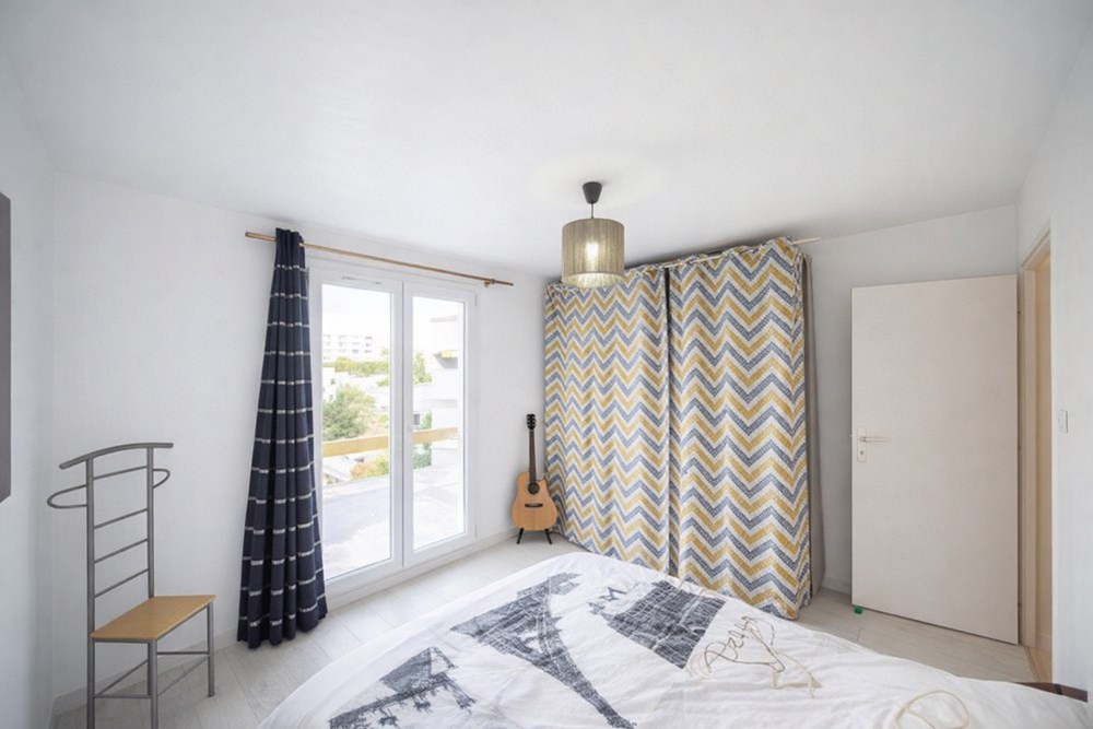 APPARTEMENT T4 - SUPERBE PIECE DE VIE DOUBLE - 3 BELLES CHAMBRES - DERNIER ETAGE - PARKING - AUCUNS TRAVAUX - RARE photo 3