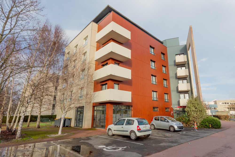APPARTEMENT T1 21M² AVEC KITCHINETTE ET SALLE D'EAU AU DERNIER ETAGE AVEC ASCENSEUR