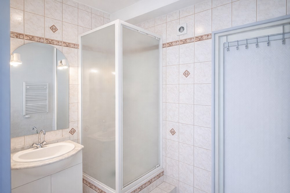 APPARTEMENT - LUMINEUX - SANS VIS A VIS - 2 CHAMBRES - GARAGE - CAVE - DALLE BETON photo 4