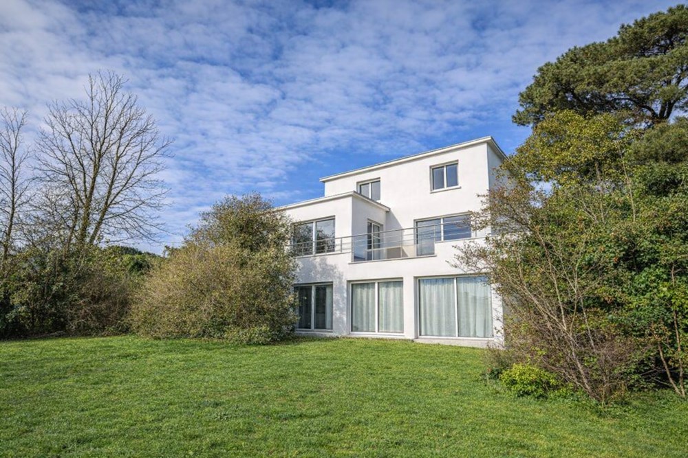 MAISON DE 210 M² - TERRASSE PLEIN SUD - VUE RADE - TERRAIN DE 1400 M² - QUARTIER RECHERCHE - RARE !