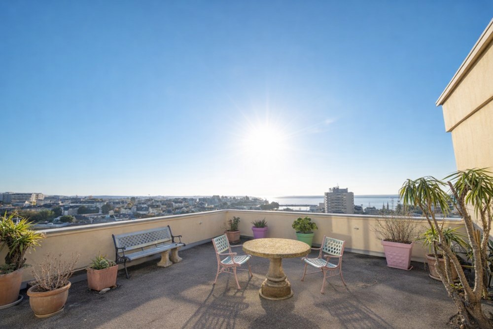 APPARTEMENT T5 DE 120 M² AU DERNIER ETAGE AVEC VUE MER PANORAMIQUE - VERANDA 40 M² - TERRASSE 50 M² - GARAGE - EXCEPTIONNEL