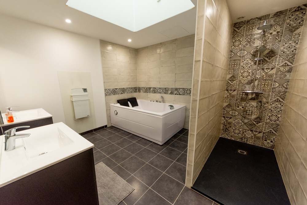 APPARTEMENT LOFT T6 210M² - 4 CHAMBRES - FAIBLES CHARGES - PLACE DE PARKING PRIVEE photo 5