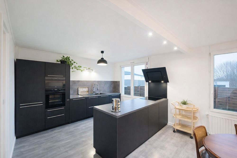 MAISON - 5 CHAMBRES - NON MITOYEN - JARDIN - GRAND SOUS-SOL - VERANDA - PROCHE ECOLES ET COMMERCES