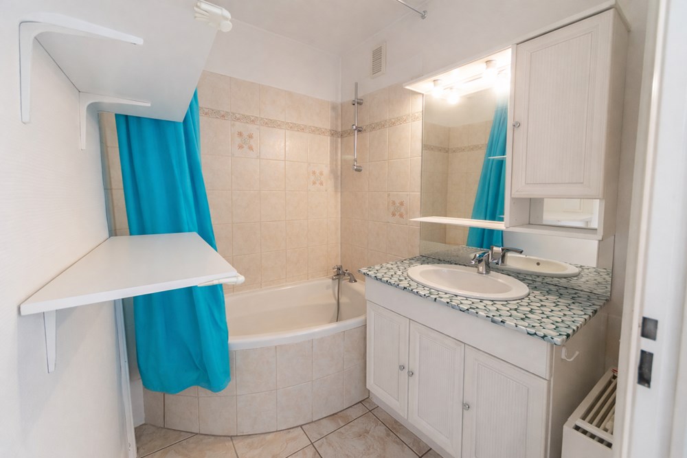 APPARTEMENT DE 78 M2 - 3 CHAMBRES - LUMINEUX - DERNIER ETAGE - ASCENSEUR - DALLE BETON - SANS VIS A VIS photo 5