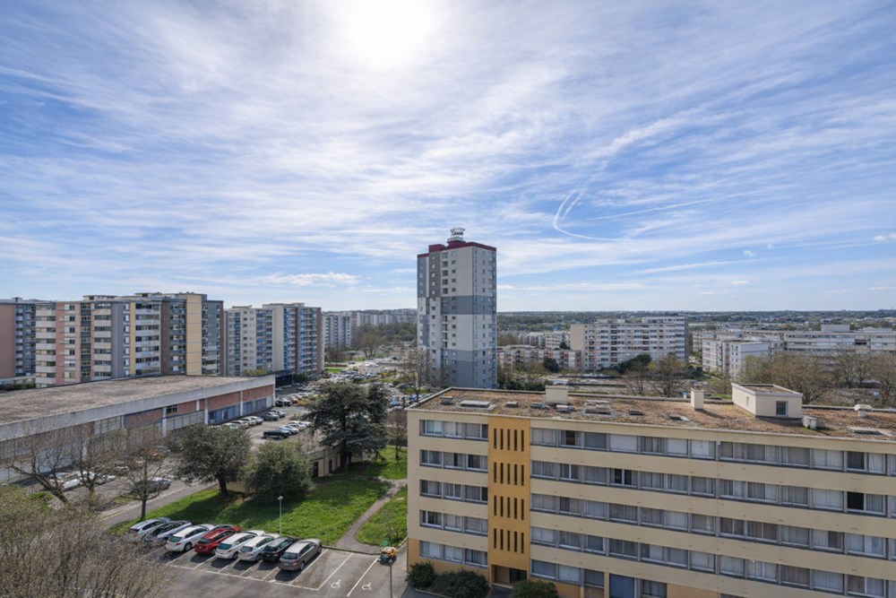 APPARTEMENT DE 78 M2 - 3 CHAMBRES - LUMINEUX - DERNIER ETAGE - ASCENSEUR - DALLE BETON - SANS VIS A VIS